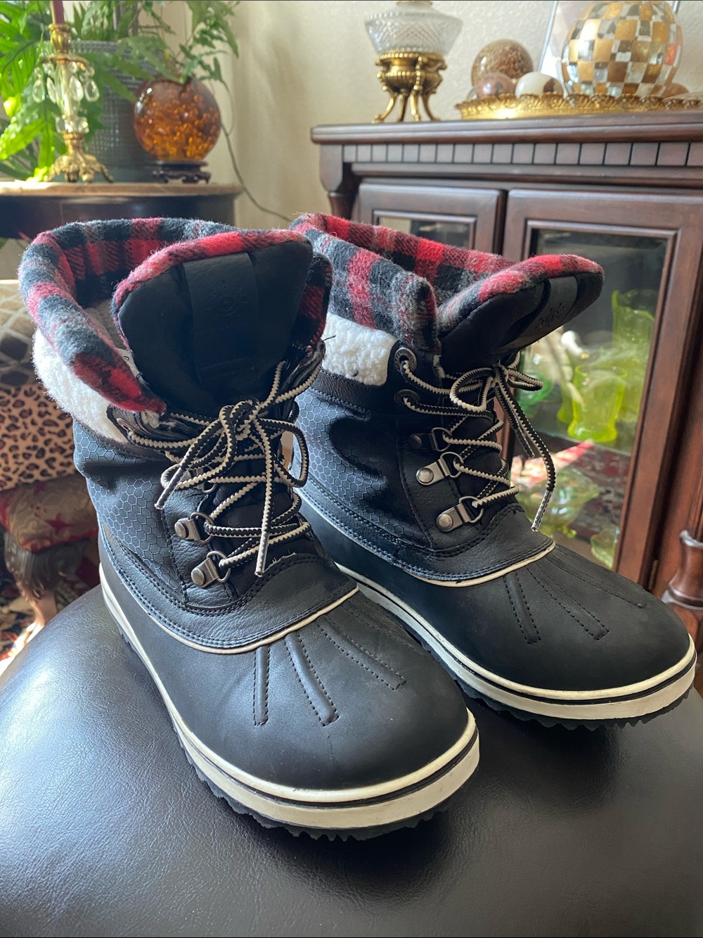 GlobalWin Black Winter Boots with Red Plaid Cuff women’s 5.5 size